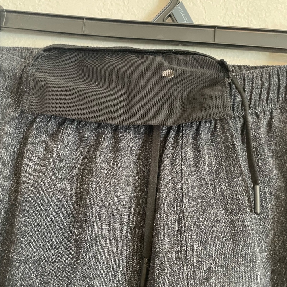 Lululemon Men's Gray Shorts size Medium - Picture 7 of 7